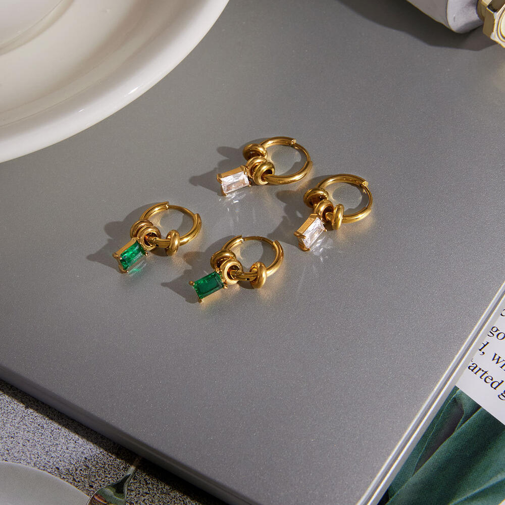 Schlichte, runde, wasserdichte Ohrhänger aus Edelstahl in Goldfarbe mit Zirkonia für Damen Bild4