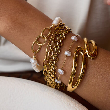 Elegante pulsera de acero inoxidable resistente al agua con cuentas de perlas de color dorado.