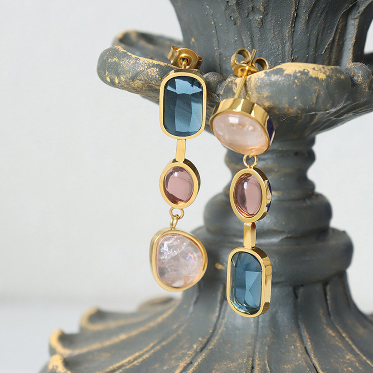 Eleganti orecchini pendenti da donna in acciaio inossidabile impermeabile color oro con cristalli.