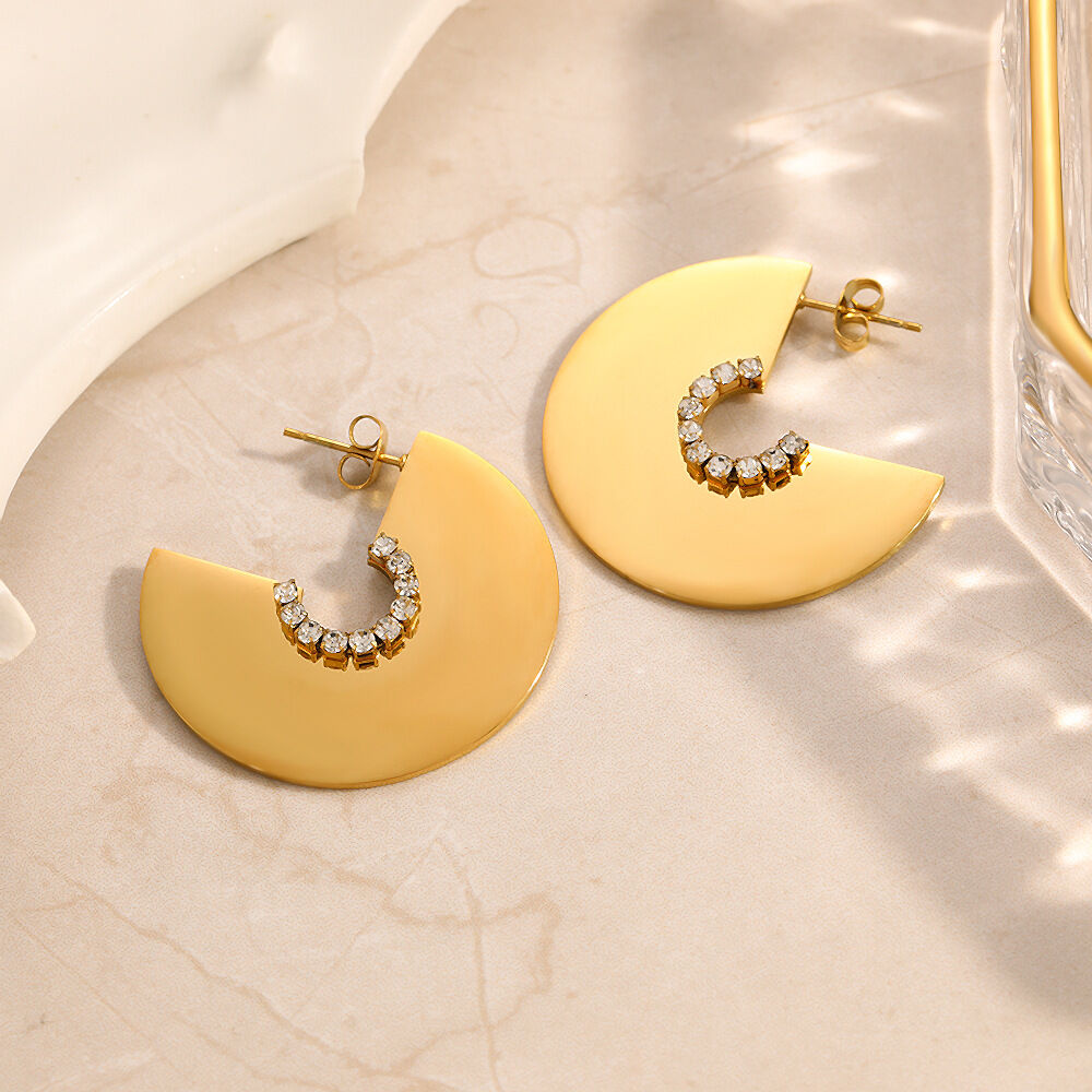Luxuriöse, einfarbige, wasserdichte Ohrstecker aus Edelstahl in Goldfarbe mit Strasssteinen für Damen. Bild4