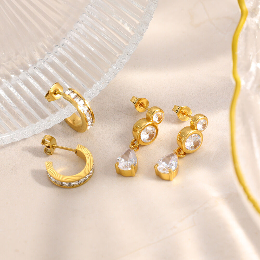 Schlichte, tropfenförmige, runde, wasserdichte Damen-Creolen aus Edelstahl in Goldfarbe mit Zirkonia