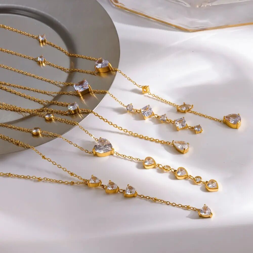 Elegante Y-vormige, waterdichte, roestvrijstalen damesketting met goudkleurige strass-steentjes.