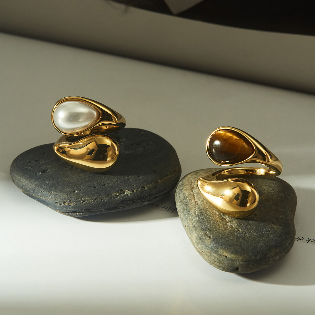 Bague pour femme en acier inoxydable de forme simple et irrégulière, couleur or, avec pierre naturelle et perle.