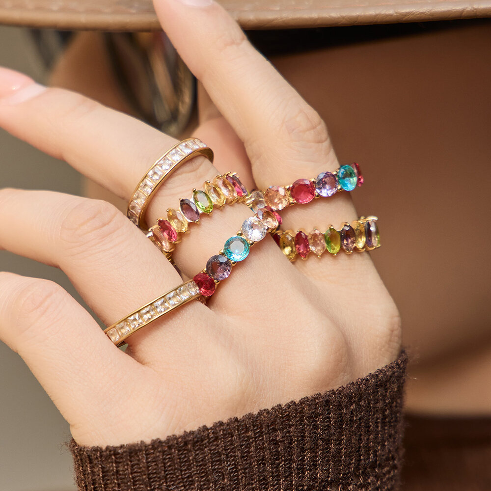 Lujosos anillos de acero inoxidable impermeables color oro con circonitas para mujer.