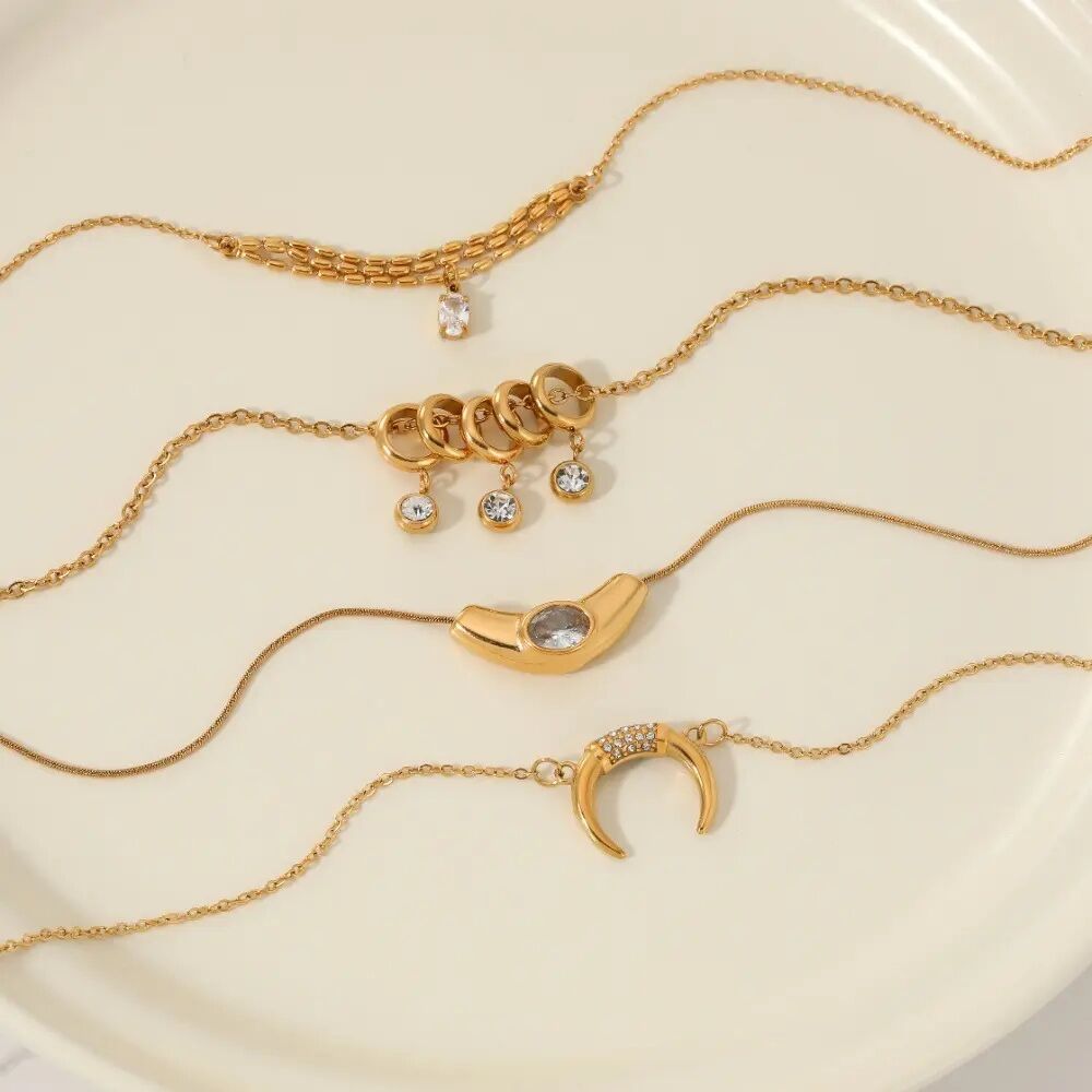 Maanvormige, waterdichte, goudkleurige hangerketting van roestvrij staal voor dames.