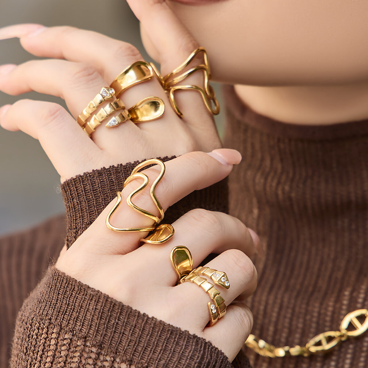 Anillo llamativo de acero inoxidable con forma de serpiente simple, resistente al agua, color dorado y circonita.