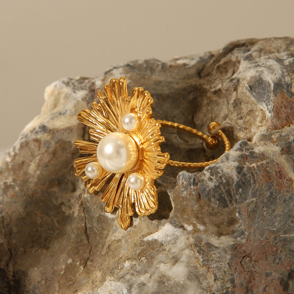 Elegantes Blumen-Ohrring-Set aus Edelstahl in Goldfarbe Bild4