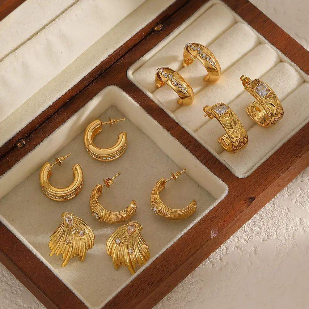 1 par de pendientes de botón de acero inoxidable en forma de C, resistentes al agua, de color dorado.