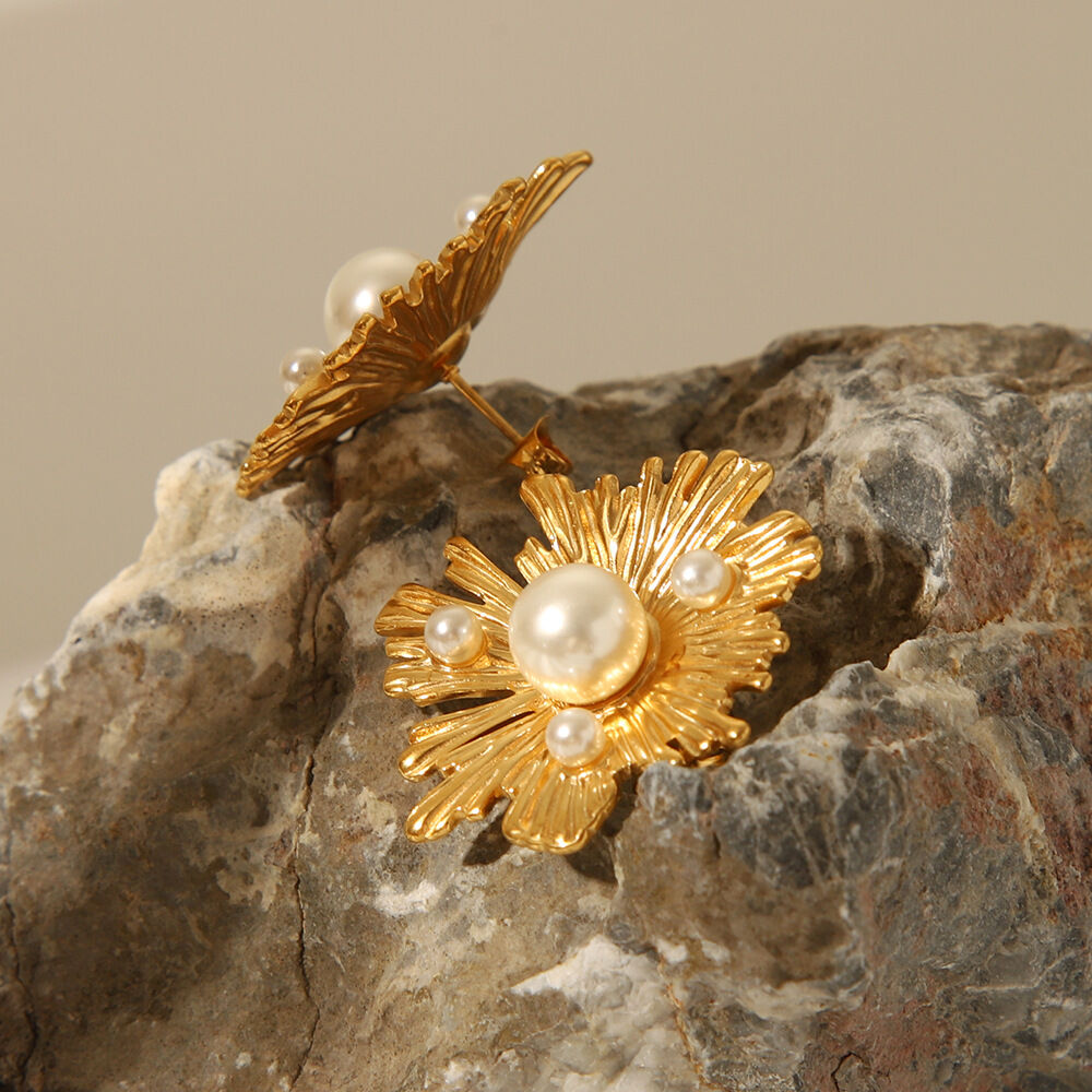 Elegantes Blumen-Ohrring-Set aus Edelstahl in Goldfarbe h5 Bild3