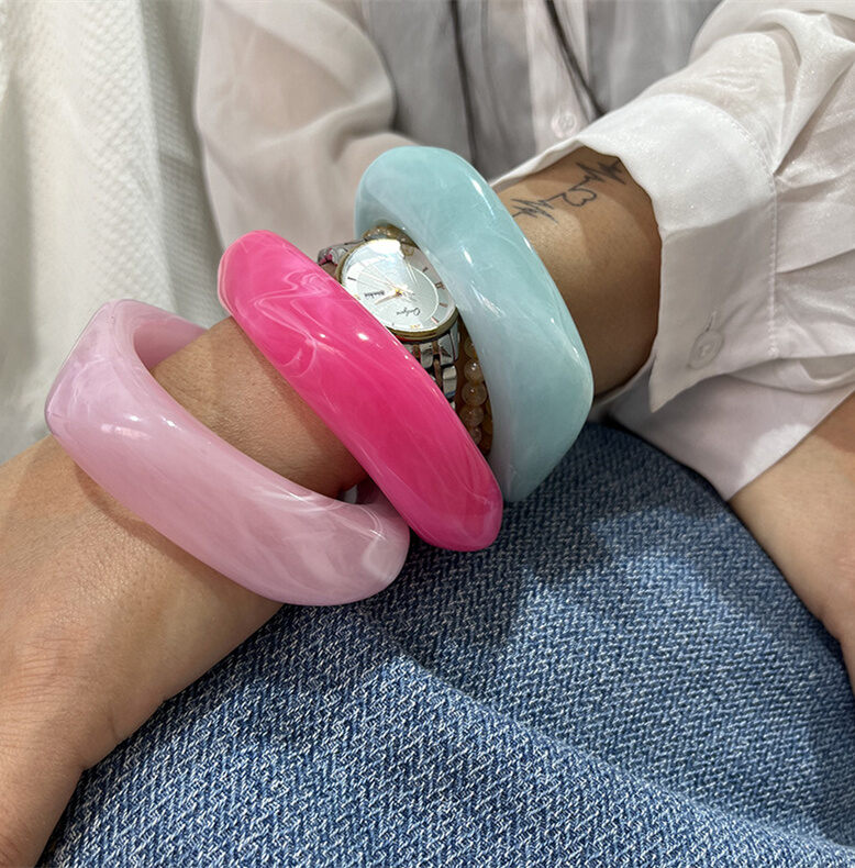 Serie Romantica Bracciali da donna in acrilico dalla forma irregolare e sfumata