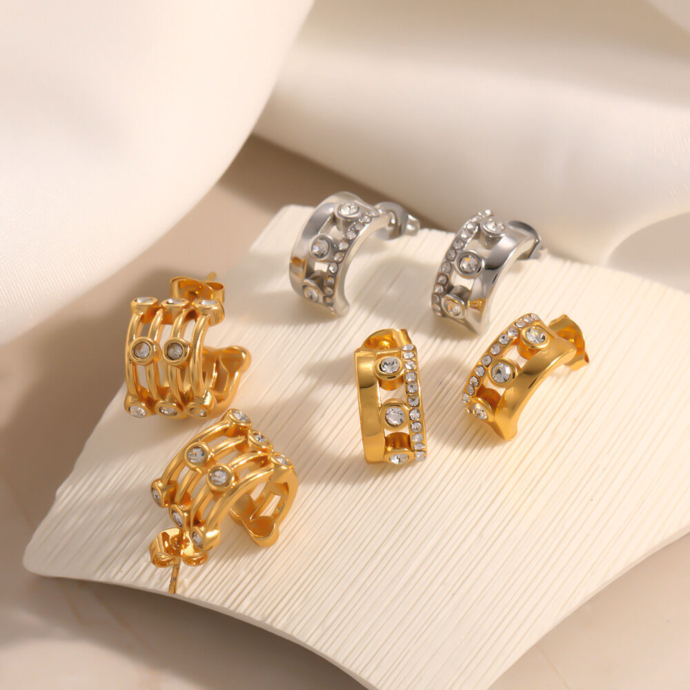 Pendientes de botón para mujer de la serie Simple Daily con forma geométrica, de acero inoxidable y color dorado, resistentes al agua.
