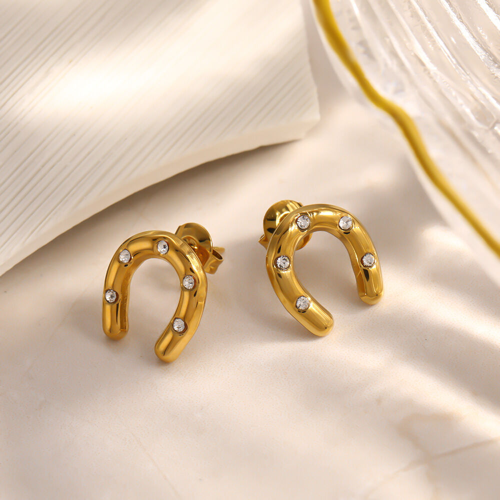 Pendientes de botón para mujer de acero inoxidable con forma elíptica en forma de herradura, resistentes al agua, color dorado y circonita.
