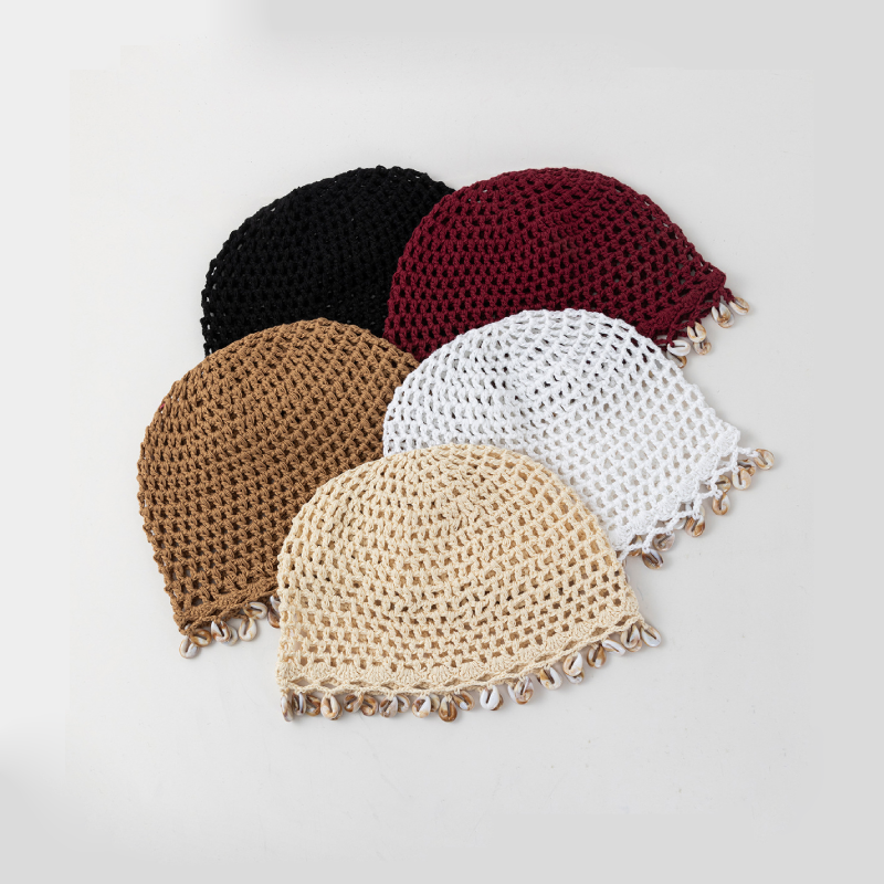Cappello intrecciato a mano in cotone traforato, tinta unita, della serie Simple, con ciondolo a conchiglia. 2