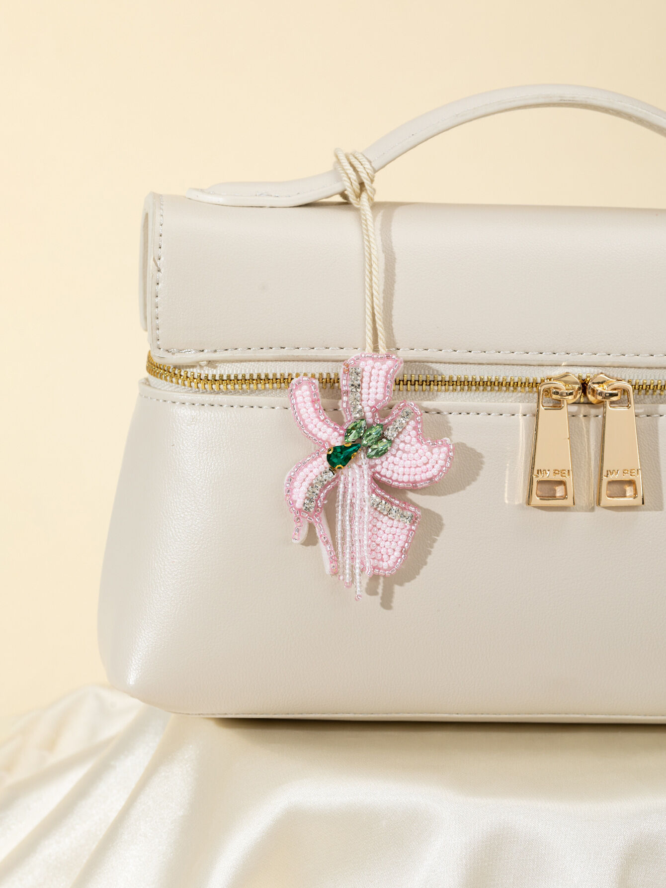 Luxuriöse Serie: Süße Blumen, unregelmäßig geformte Perlen aus Kunststoff-Strasssteinen, Taschenanhänger für Damen Bild2