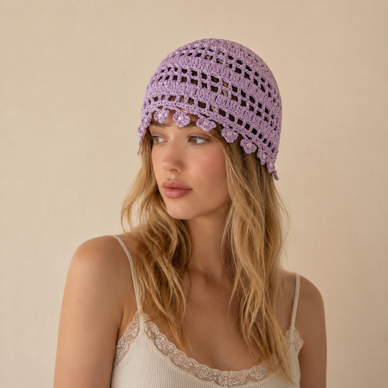 Cappello Simple Series Daily in tinta unita, traforato, in cotone intrecciato con perline e nappina, tessuto a mano.