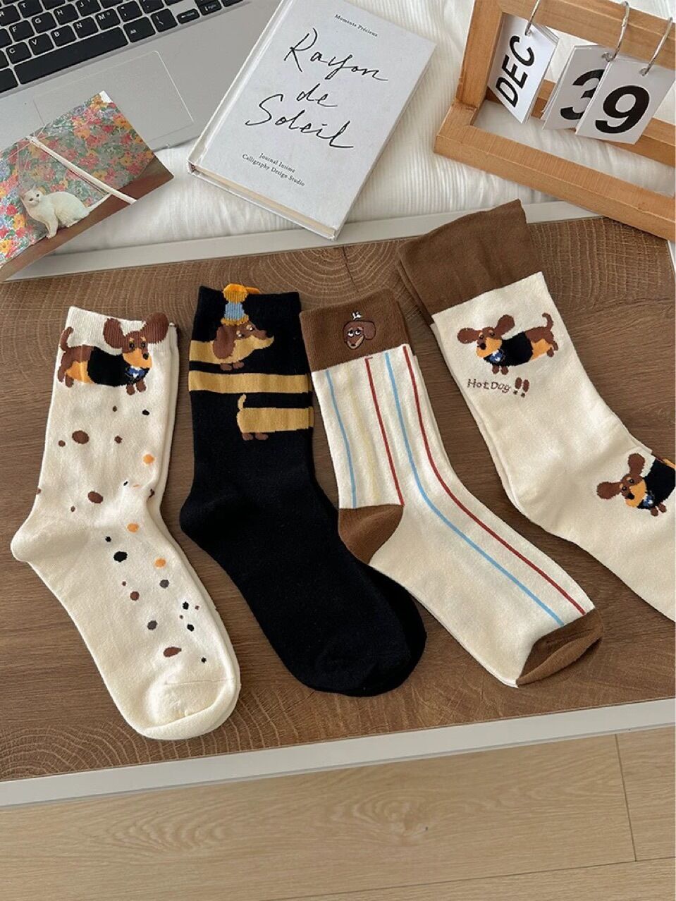 Yüksek Sıçrama Özellikli Sevimli Dachshund Orta Boy Çoraplar