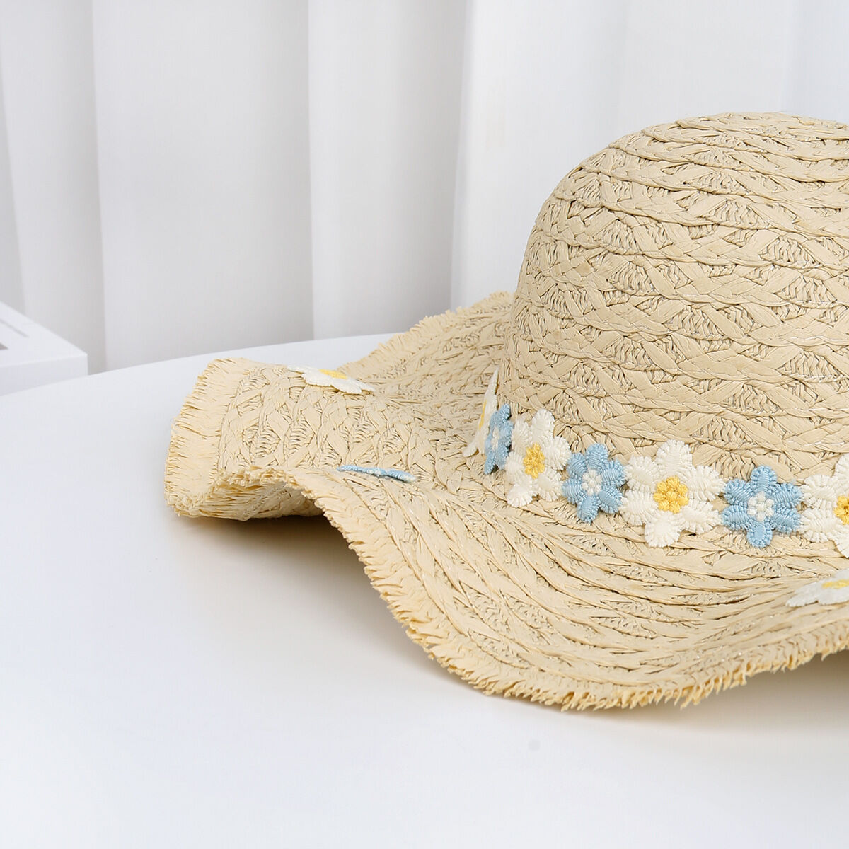Einfache Strohhüte aus Bast mit süßen Blumenmustern h5 Bild3