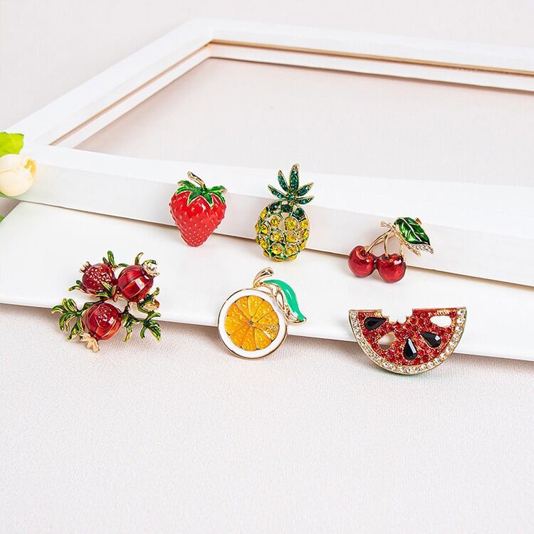 Serie di lusso con graziose spille a forma di frutta, ciliegia e fragola, in lega con strass