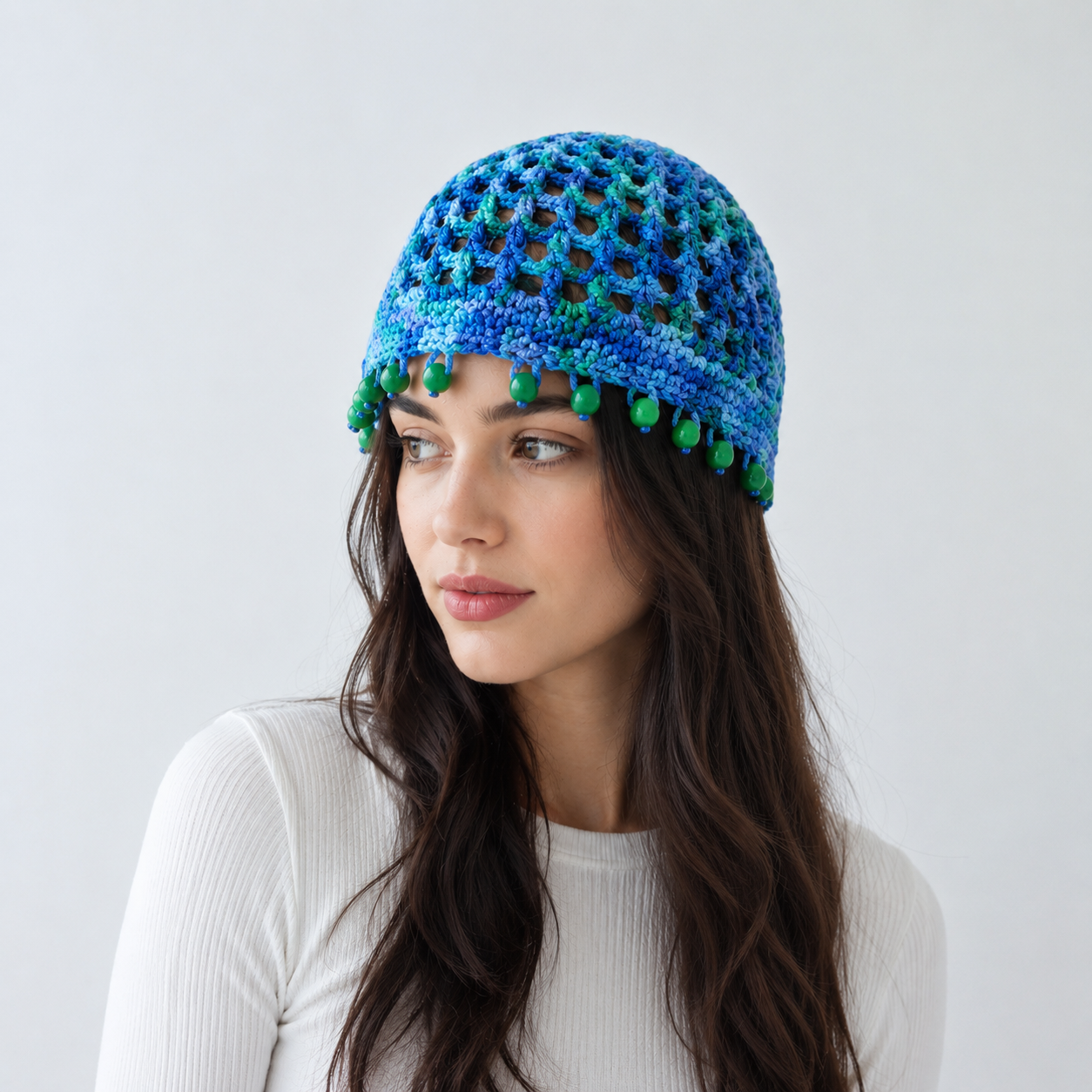 Cappello lavorato a mano in cotone intrecciato con nappina e effetto traforato, serie Ethnic Vacation, colore sfumato.