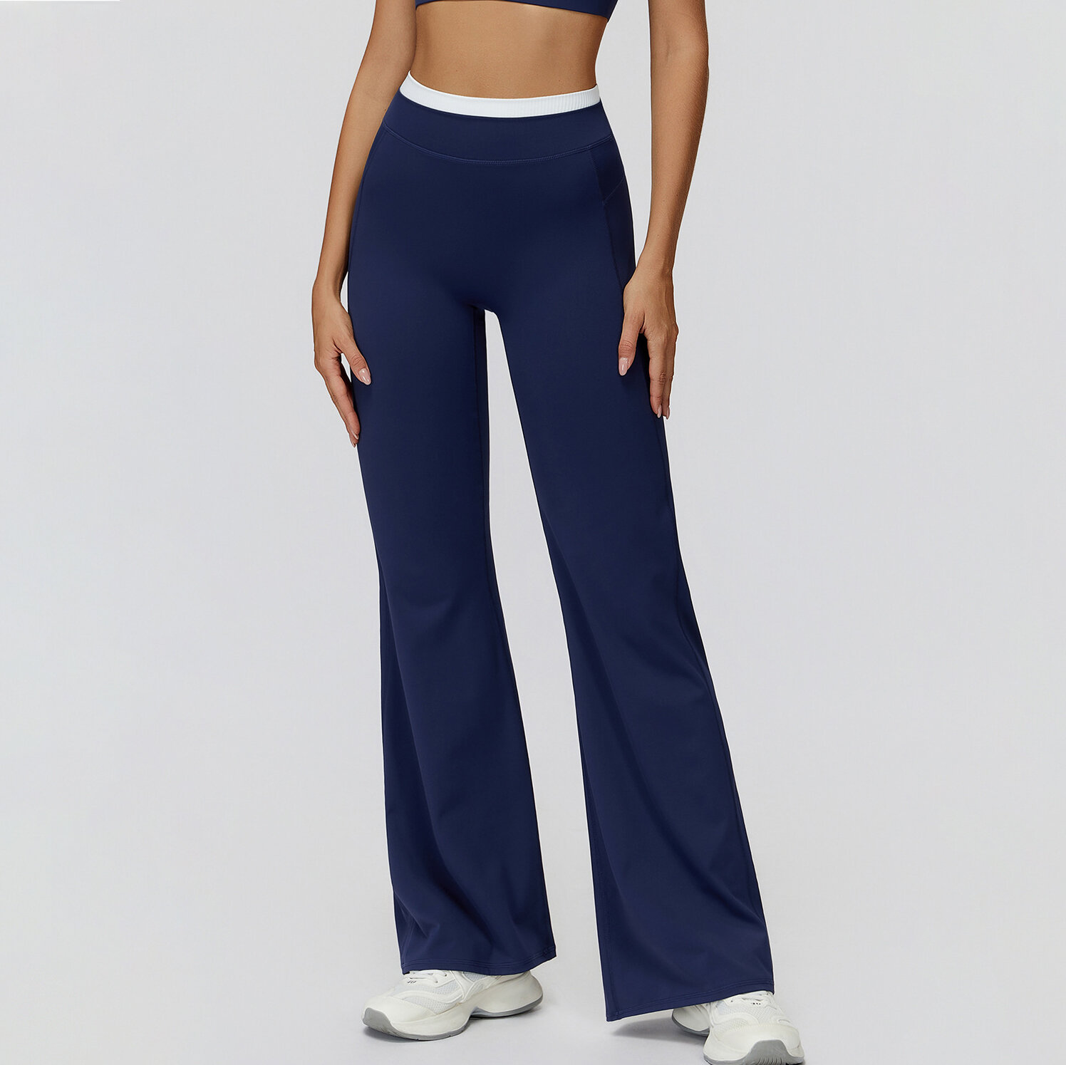 Pantalón largo deportivo informal holgado de una pieza, con efecto desnudez y color contrastante.