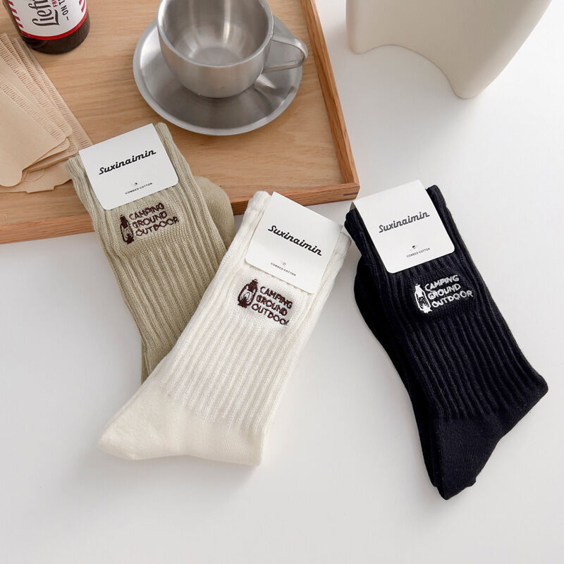 1 Paar einfarbige, wadenhohe Baumwollsocken mit gestickten Buchstaben