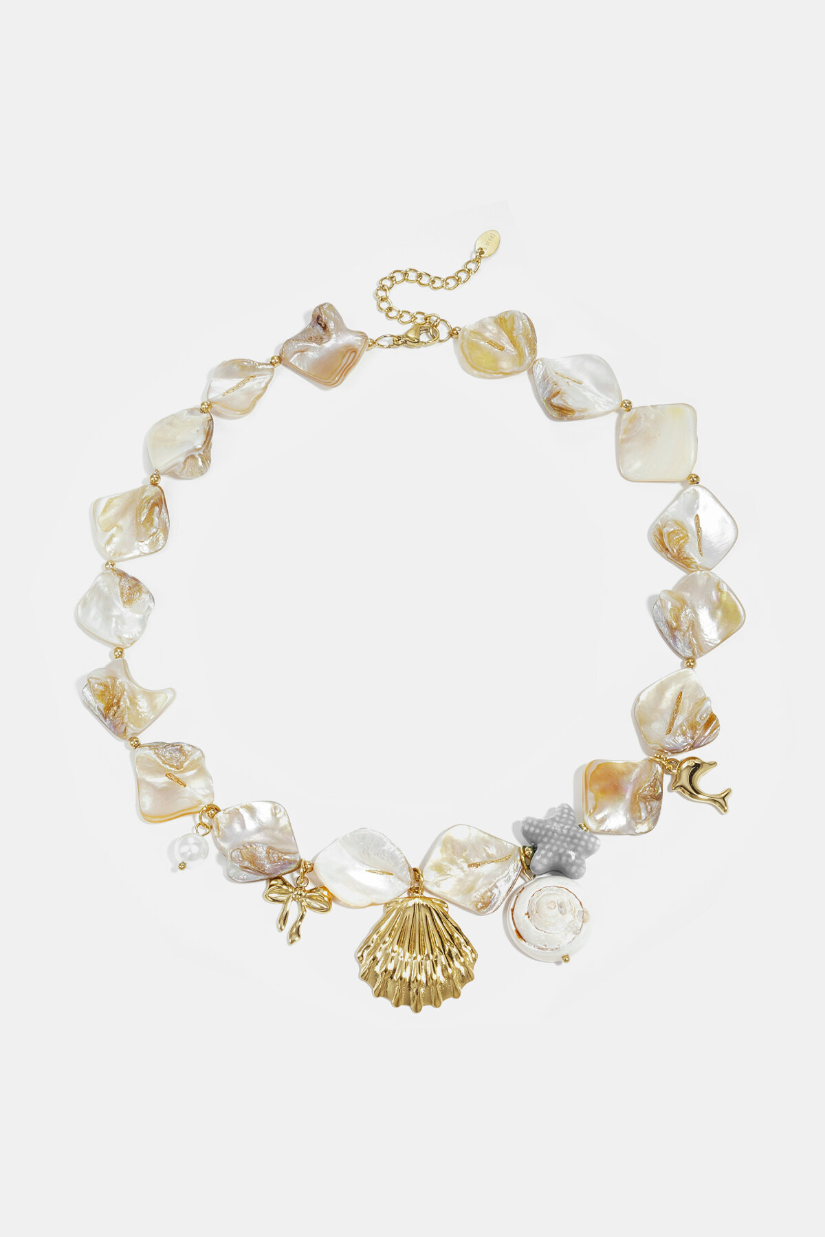 Collier orné de perles de coquillages, de perles et de breloques 2