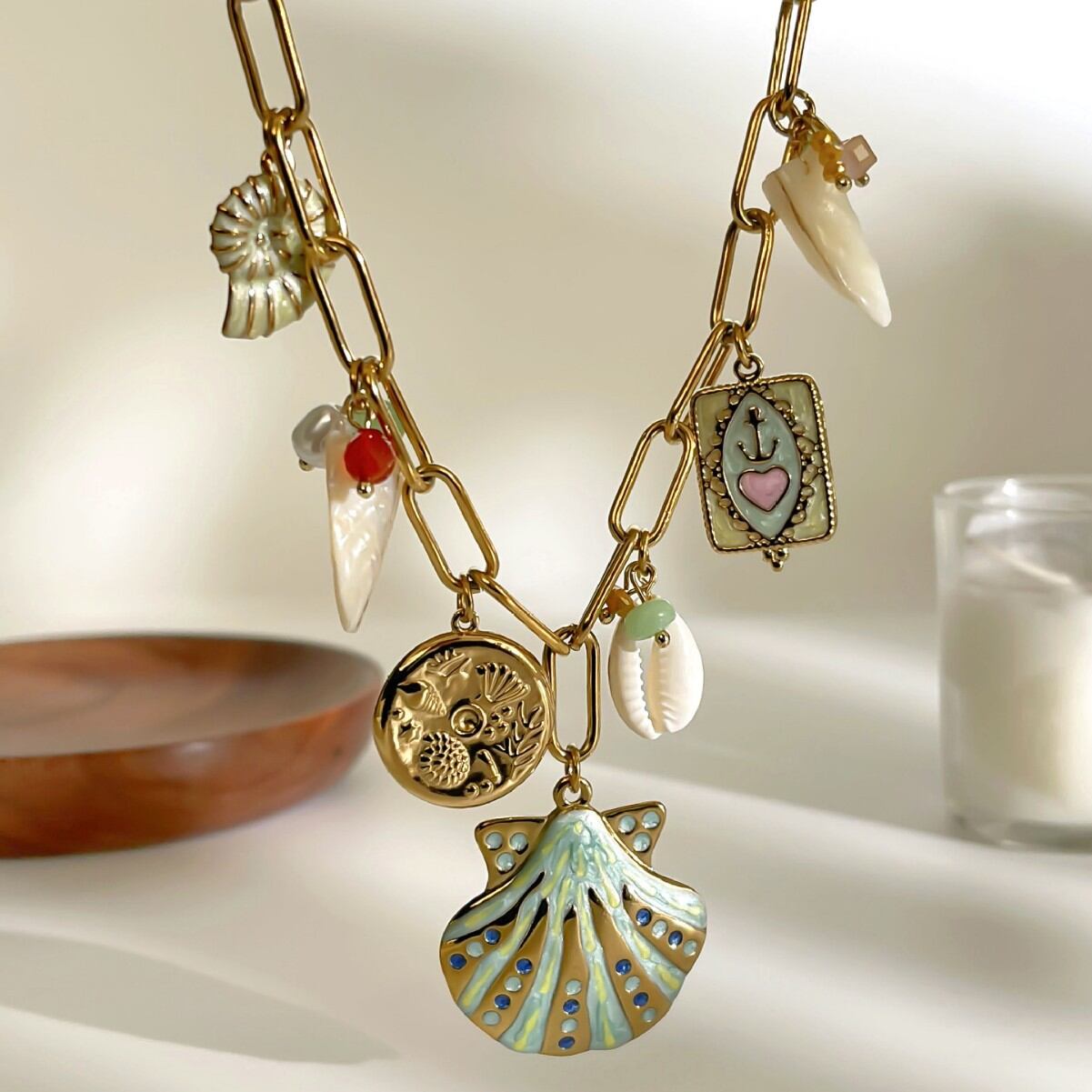 Collares con colgante para mujer de acero inoxidable color dorado, estilo concha marina, resistentes al agua, ideales para vacaciones románticas.