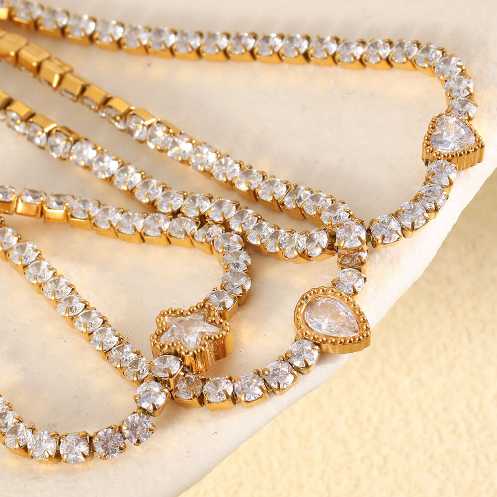 Lussuosi bracciali a catena da donna in acciaio inossidabile color oro a forma di cuore, impermeabili e con zirconi. Immagine3