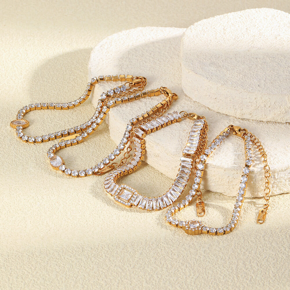 Lussuosi bracciali a catena da donna in acciaio inossidabile color oro a forma di cuore, impermeabili e con zirconi. Immagine2