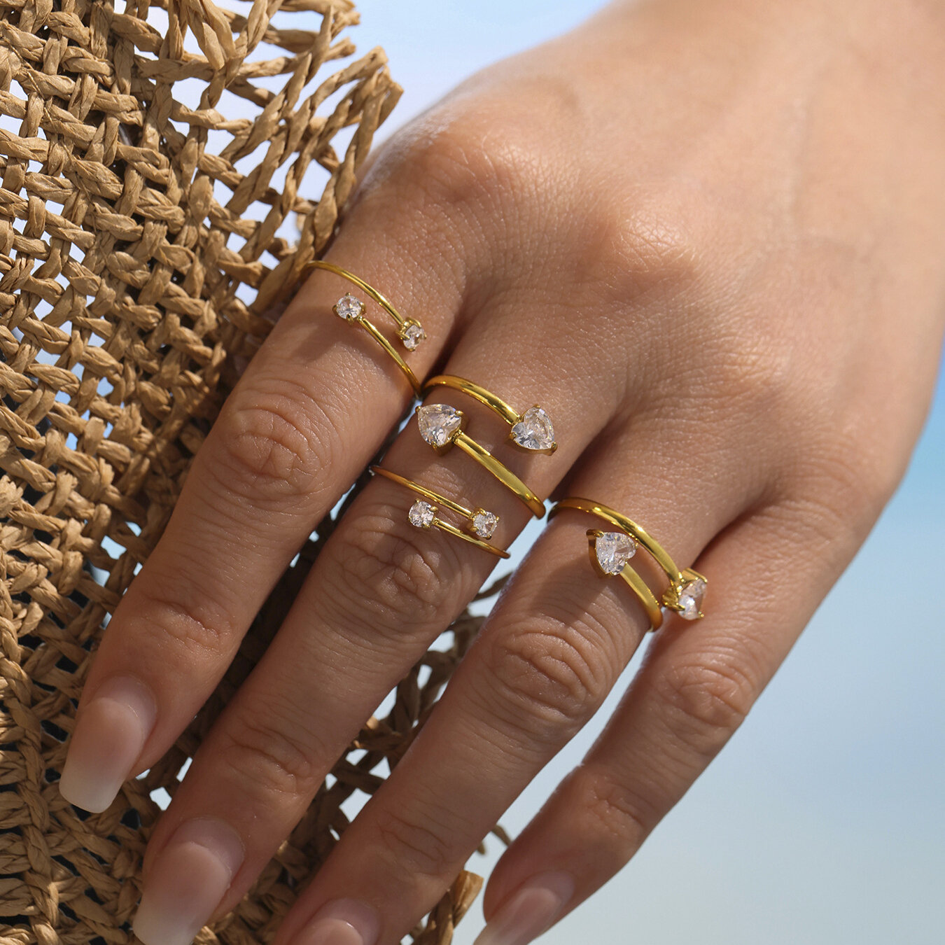 Anello da donna semplice con cerchio a forma di cuore, in acciaio inossidabile, impermeabile, color oro, con zirconi.