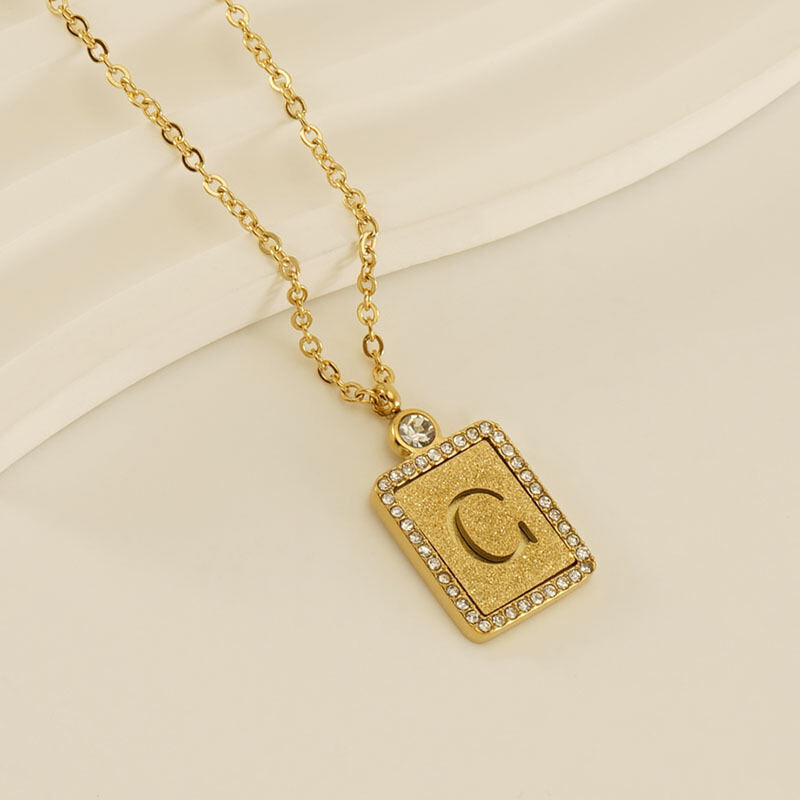 Gouden letter C [met ketting] Afbeelding3