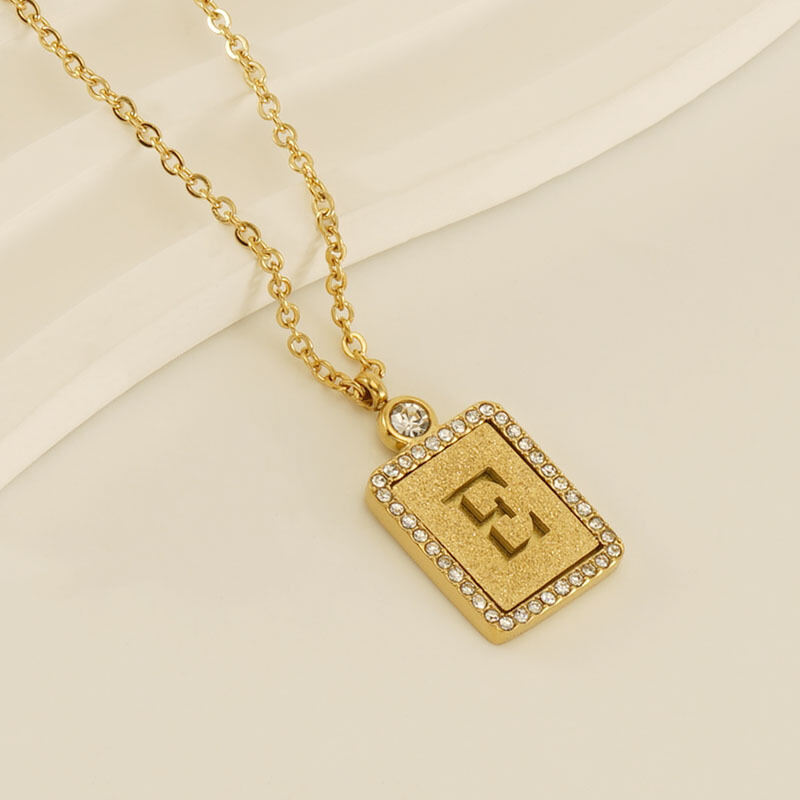 Gouden letter E [met ketting] Afbeelding5
