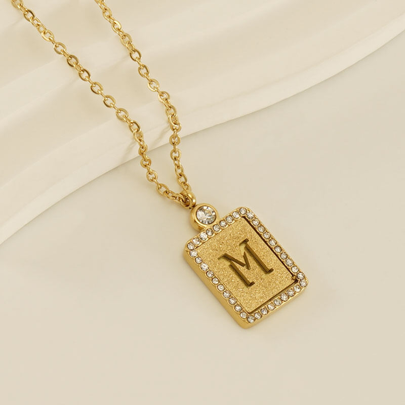Gouden letter M [met ketting] Afbeelding13