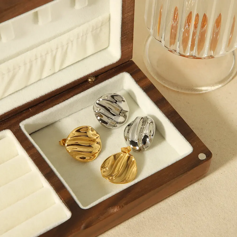 1 Paio Di Orecchini Classici Alla Moda In Acciaio Inossidabile Placcato Oro 18K Con Texture Geometrica Rotonda E Rugosa Per Gioielli Da Donna Da Indossare Ogni Giorno h5Immagine2