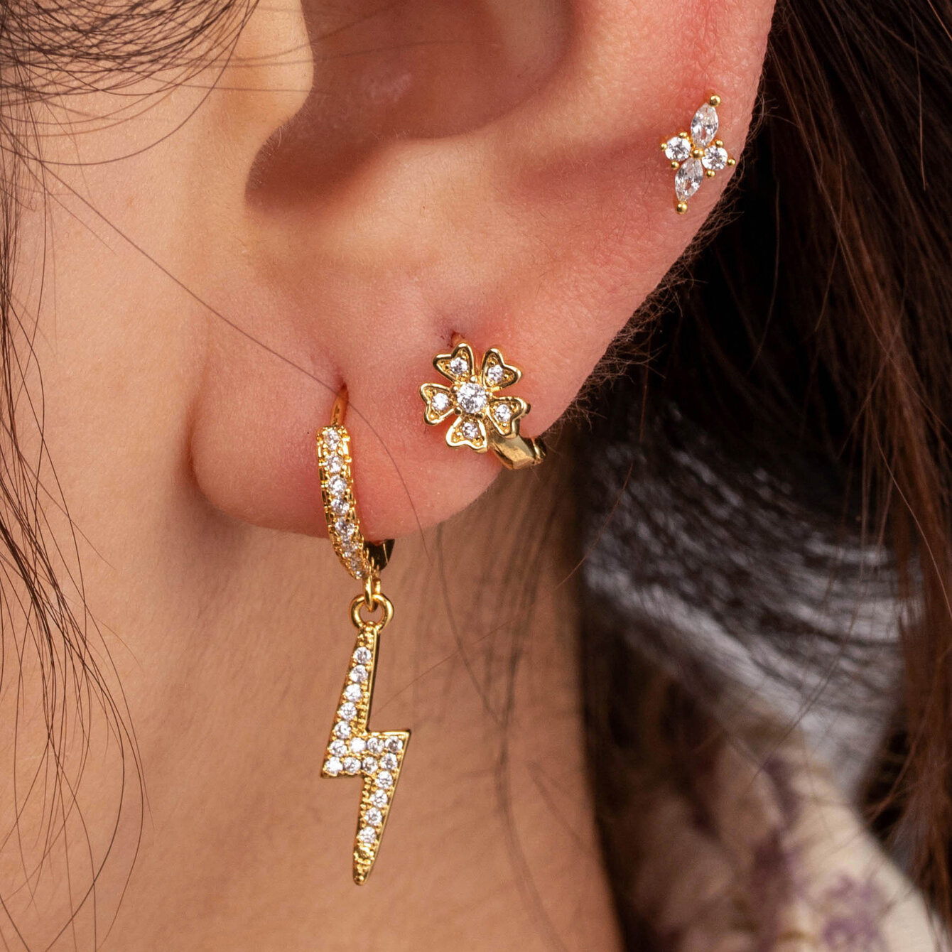 Pendientes de perforación para mujer, serie simple, con diseño clásico de flores, de cobre, sin chapado, con circonitas. Imagen2