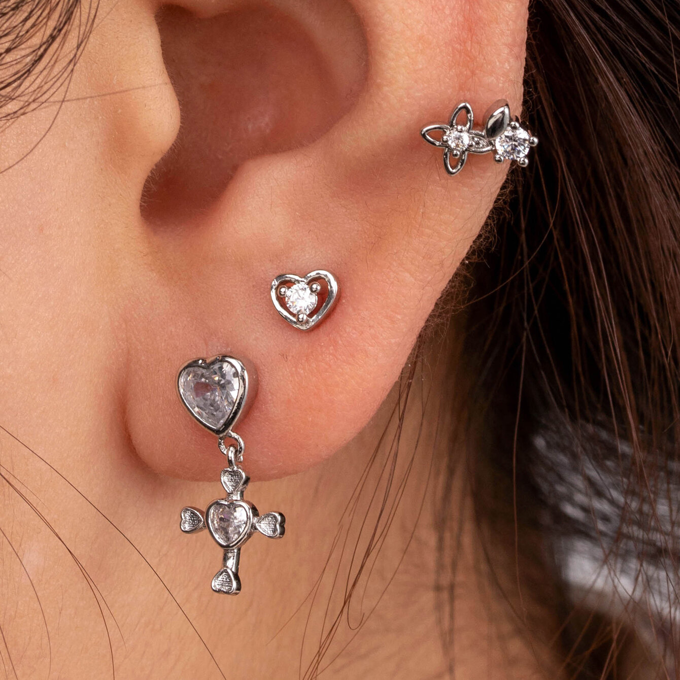 Boucles d'oreilles piercing femme Simple Series Classic Heart en acier titane sans placage, ornées de zircon. Image2