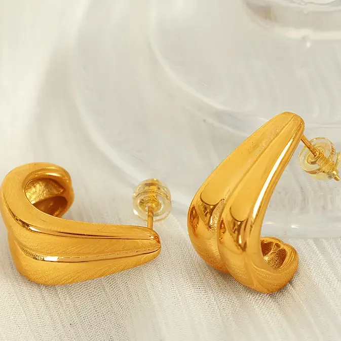 1 paire de boucles d'oreilles puces pour femme, style géométrique simple, en acier inoxydable plaqué or.