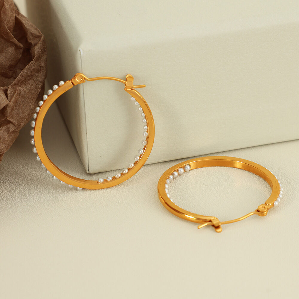 EH564 Parelgouden oorbellen Afbeelding2