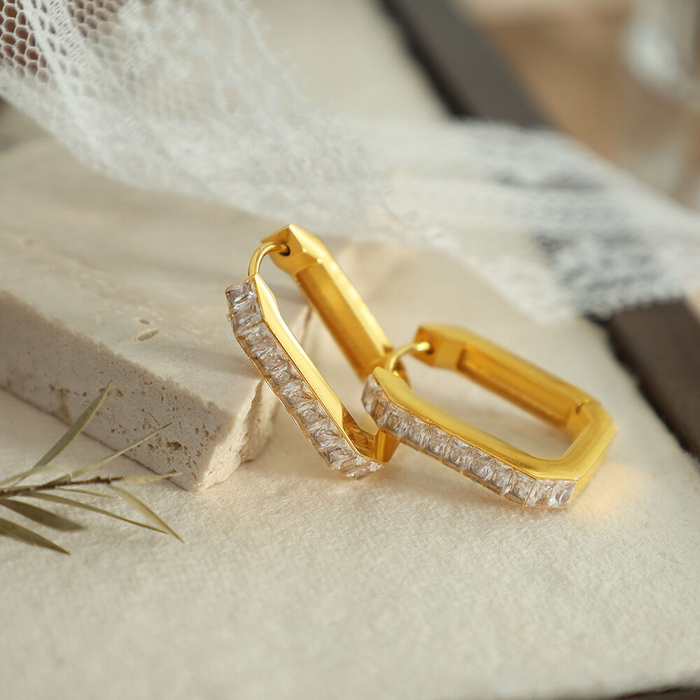 1 paio di orecchini a cerchio da donna in acciaio inossidabile con zirconi placcati in oro , semplici e classici