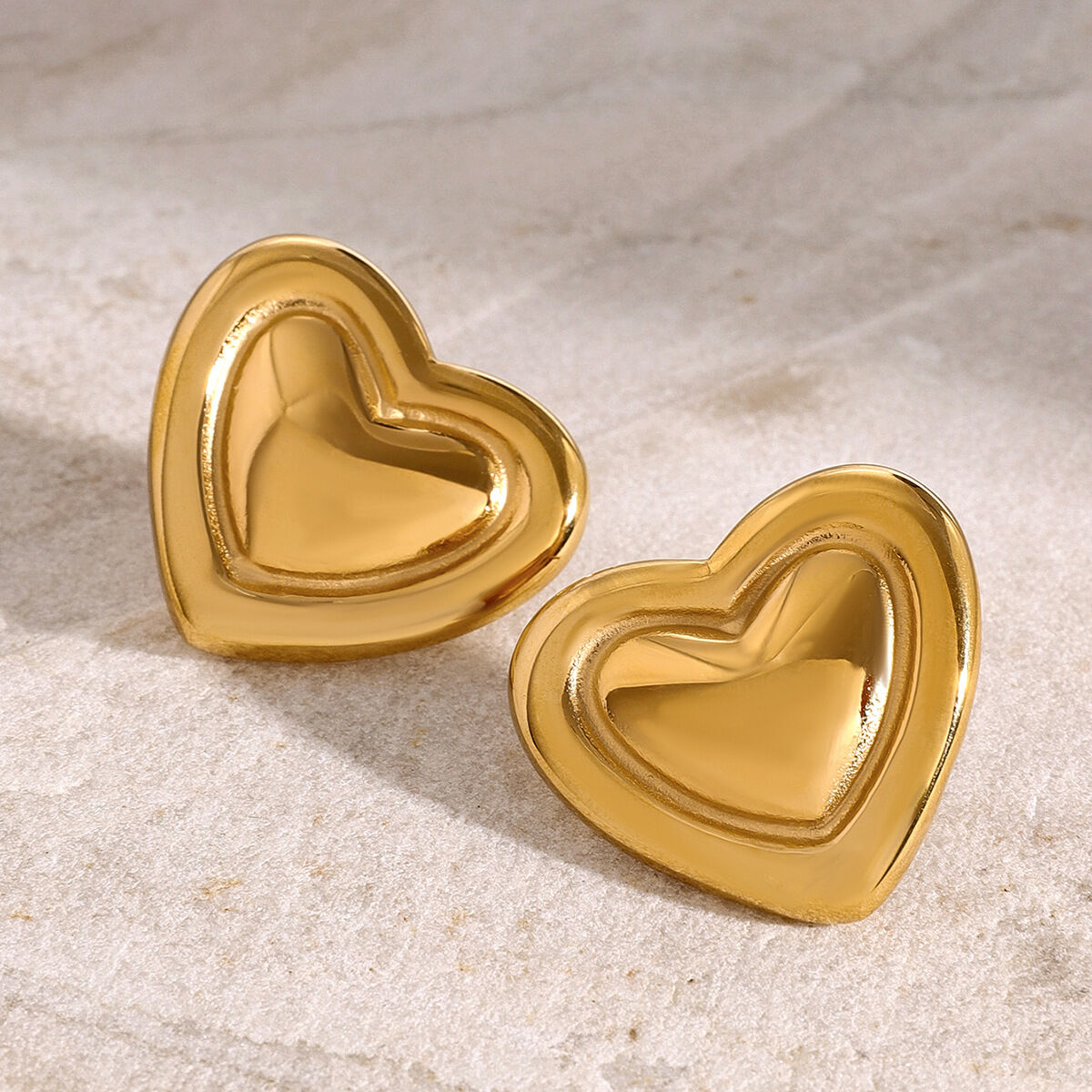 1 par de aretes de botón para mujer, de acero inoxidable chapado en oro de 18 quilates, con forma de corazón retro, serie simple
