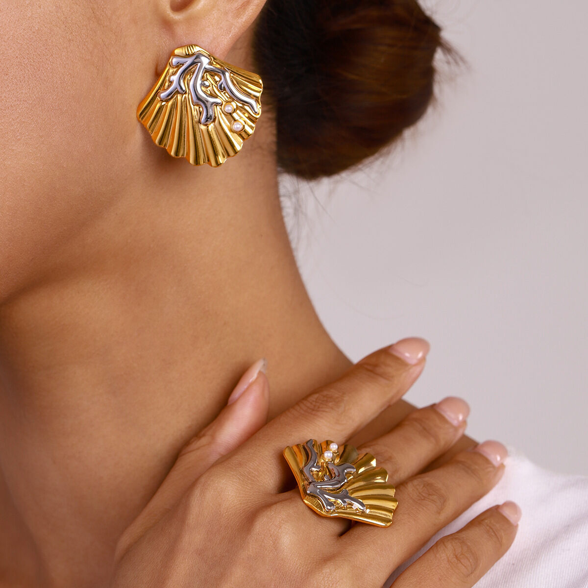 1 par de pendientes de botón de acero inoxidable con diseño de concha de mar, resistentes al agua y color dorado, para mujer, de la serie romántica Vacation 
