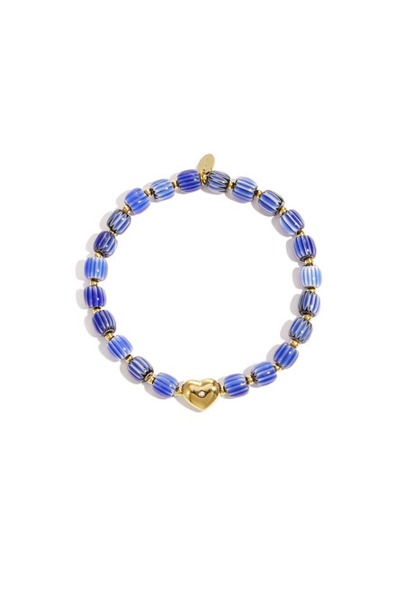 Pulsera de cuentas con pieza central en forma de corazón