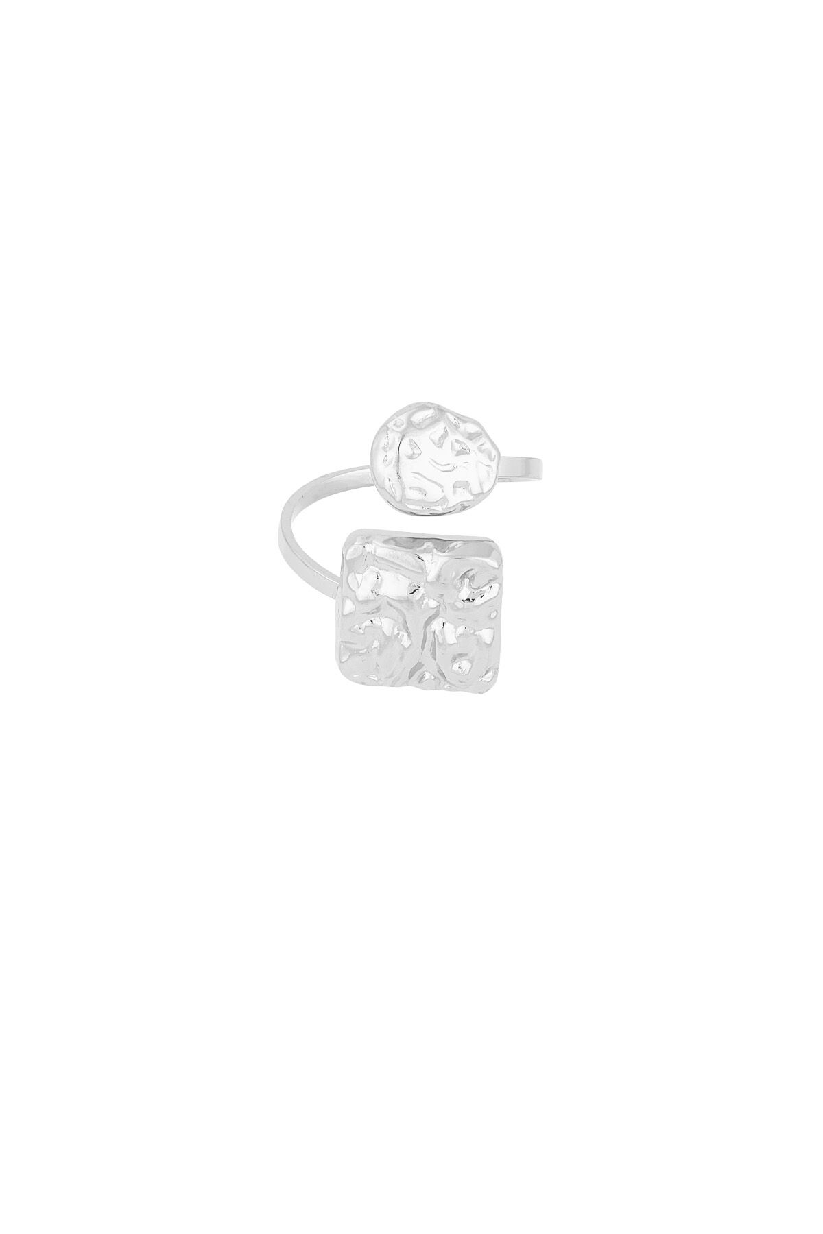 anello con texture sottili 