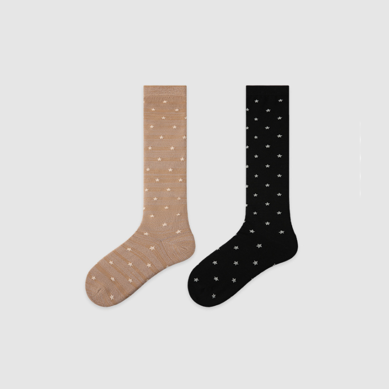 Socken mit hohem Sprungvermögen, einfachem geometrischem Muster und Farbverlauf, mittelhoch geschnitten