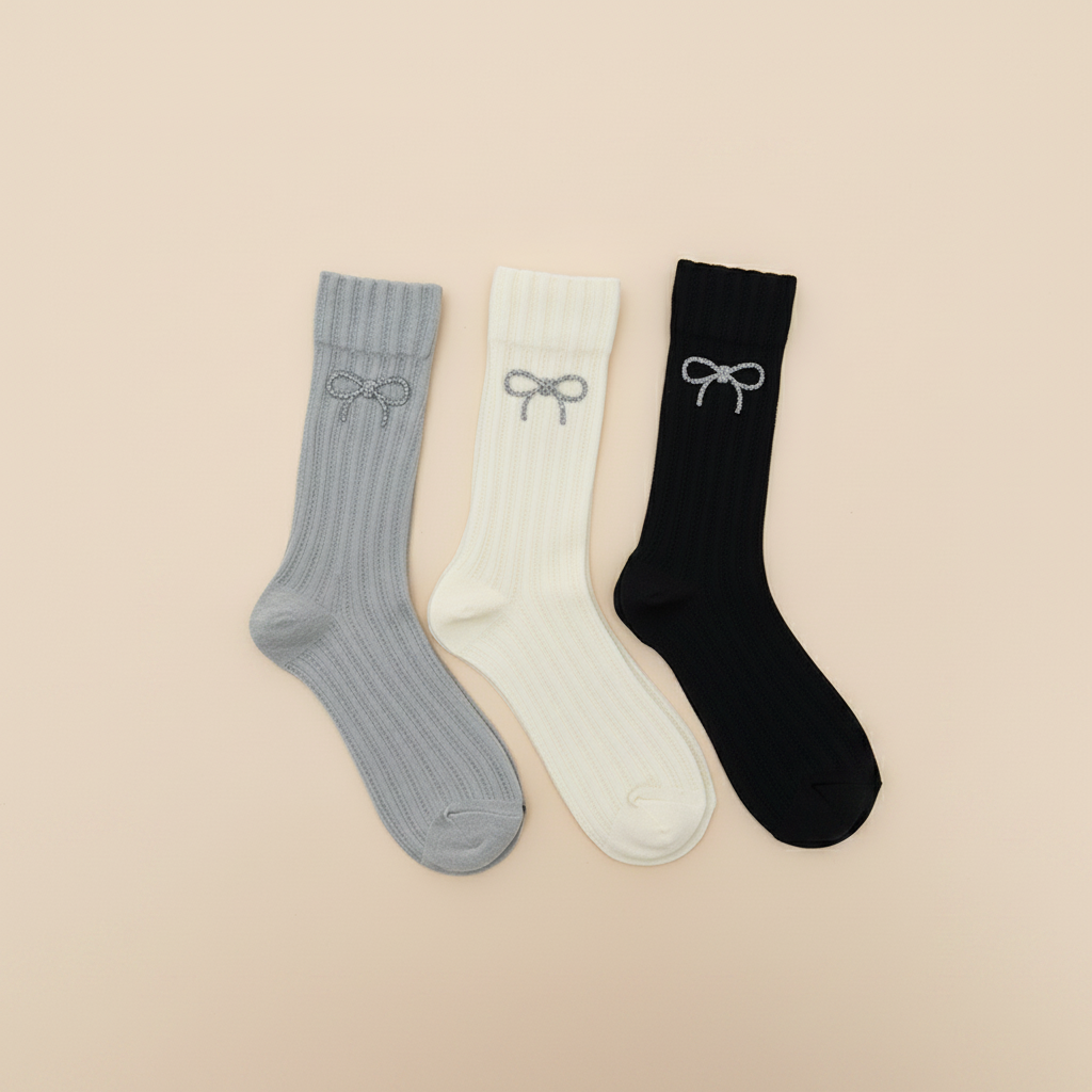 Elegante, einfarbige Socken mit Strasssteinen, die bis zur Wade reichen