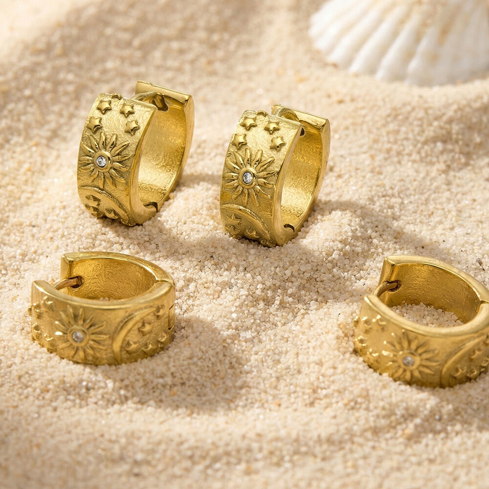 Elegante Damen-Creolen aus Edelstahl in Goldfarbe mit Zirkonia, verziert mit Sonne, Stern und Mond.
