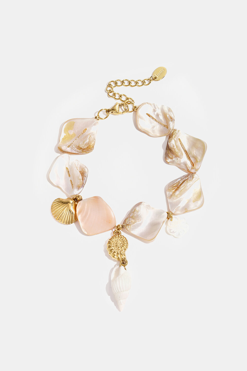 Pulsera con conchas y charms marinos beige