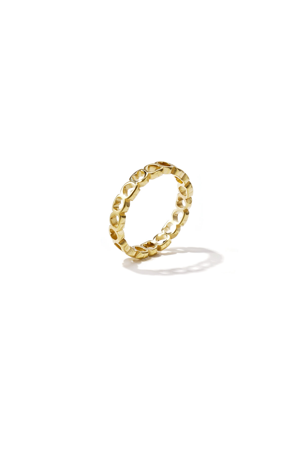 Bague ornée d'une rangée de cœurs vides 2