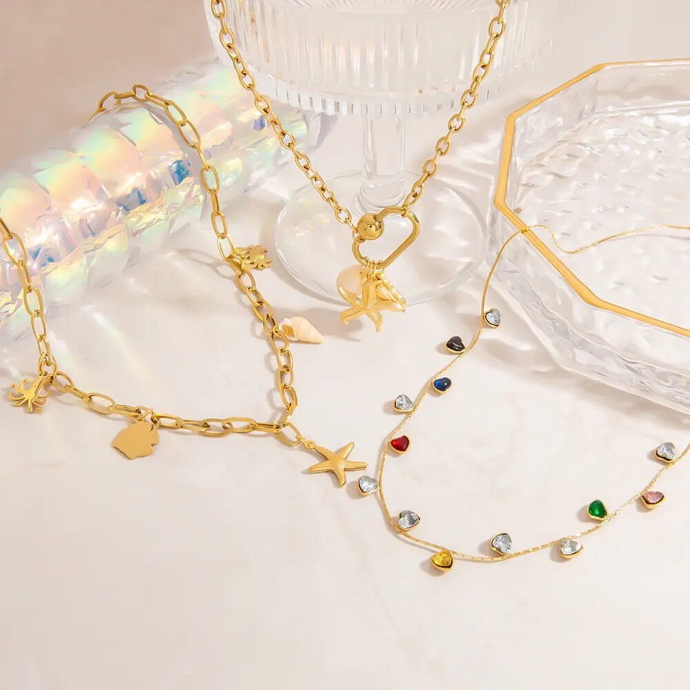 Leichte, luxuriöse, schlichte Halskette aus goldfarbenem Edelstahl mit eingelegten Edelsteinen für Damen
