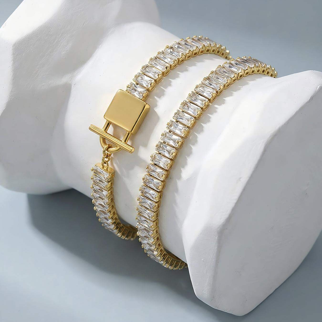 Luxuriöses, wasserdichtes Damen-Charm-Armband aus Edelstahl in Goldfarbe mit Zirkonia